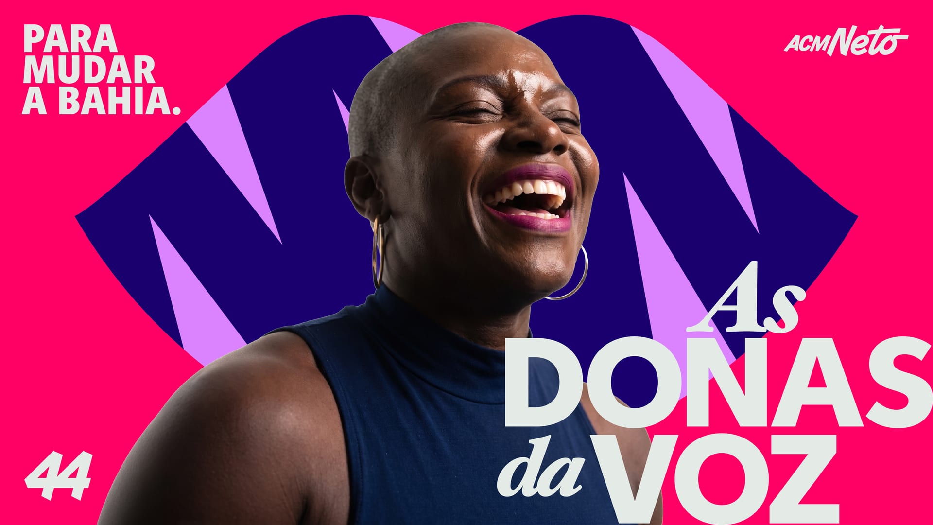 Mulher jovem de cabeça raspada sorrindo, em fundo magenta da campanha As Donas da Voz