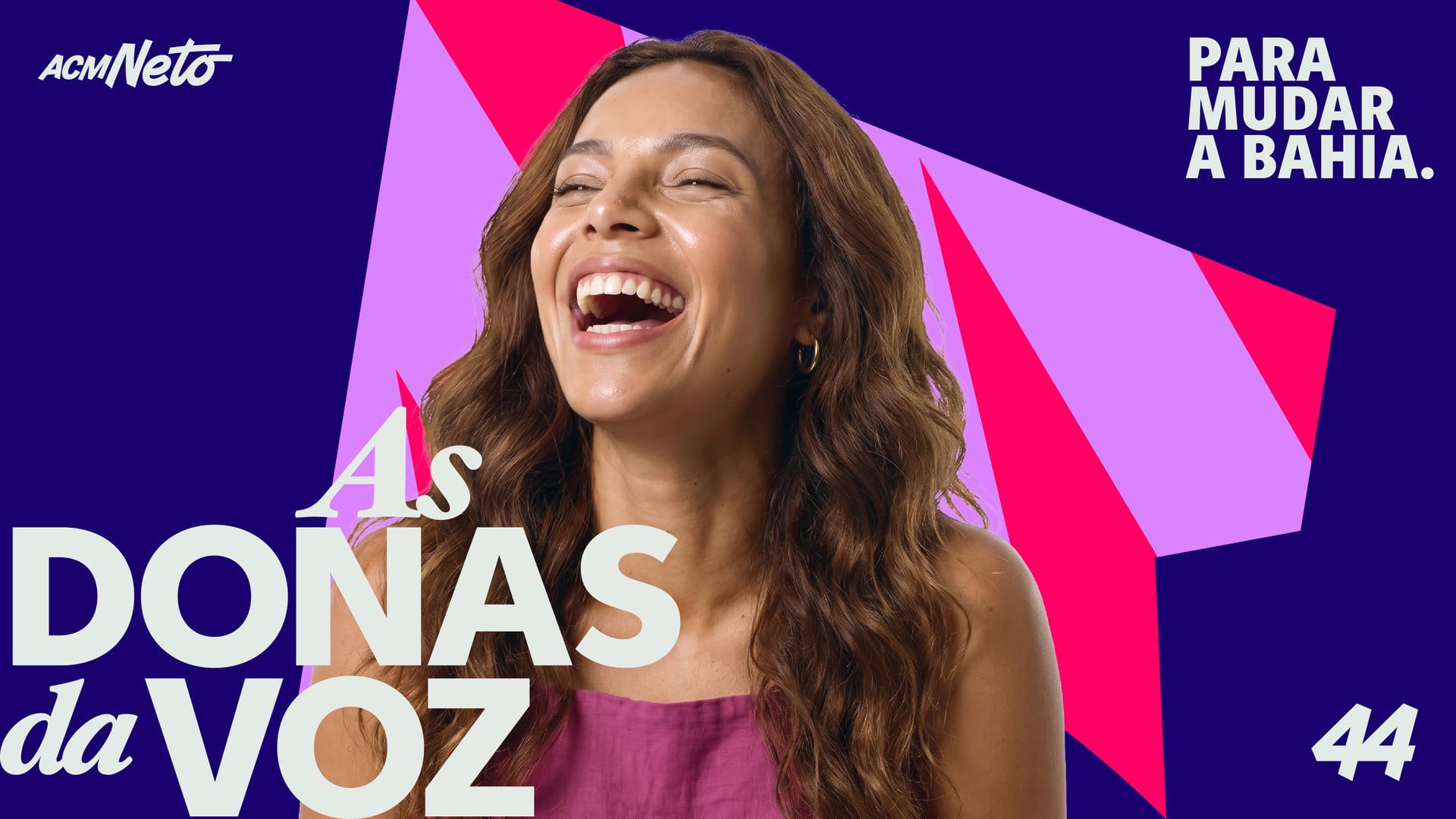 Mulher de cabelo longo cacheado sorrindo, em fundo azul-marinho da campanha As Donas da Voz