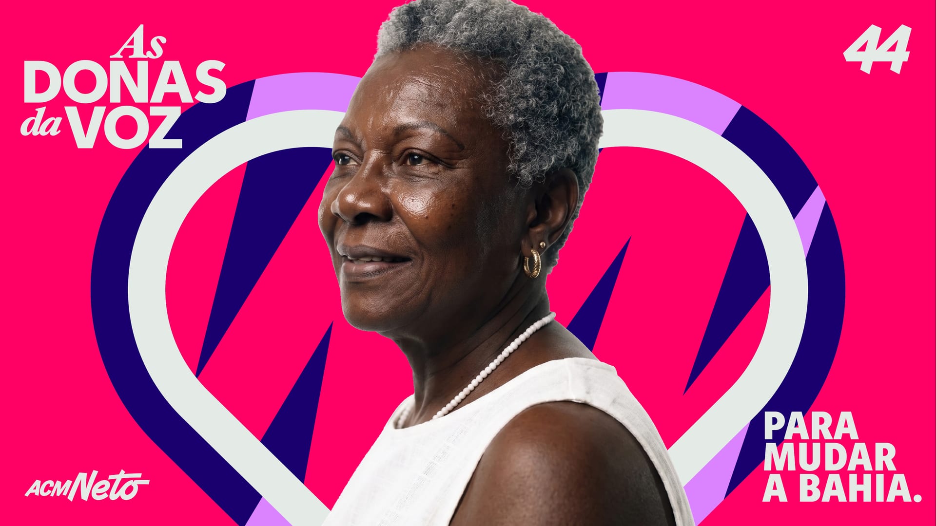 Mulher mais velha de cabelo grisalho, em fundo magenta com coração da campanha As Donas da Voz